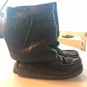 Manitobah Mukluks black leather gatherer mid. Size 8 - 8.5 vibram sole